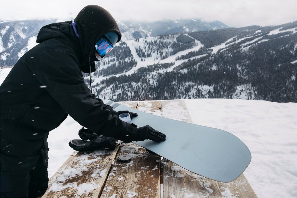 snowboard-wax-types-applying-rub-on-wax.jpg