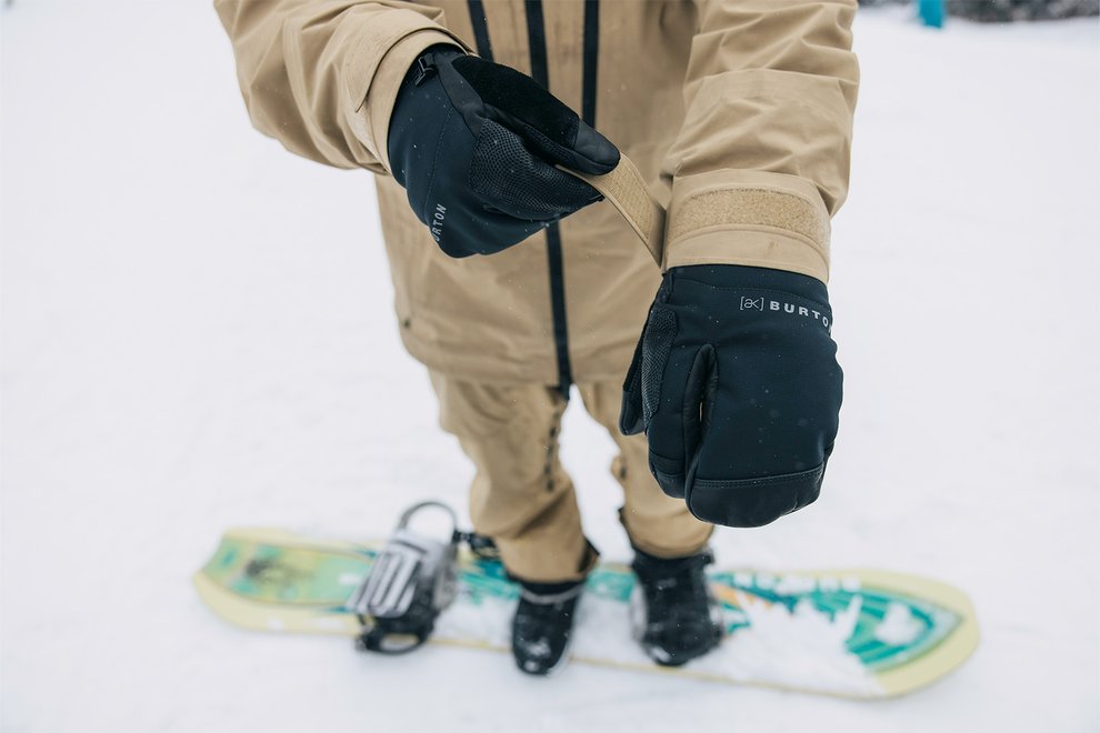 snowboarding-gloves-under-the-cuff.jpg
