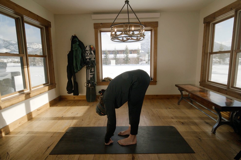 snowboarding-stretches-standing-hamstring-stretch.jpg