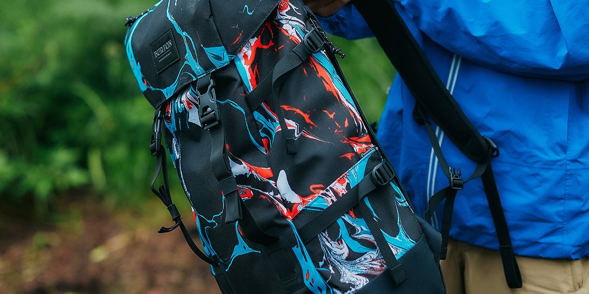 Burtonらしいユニークなプリントのバッグ！