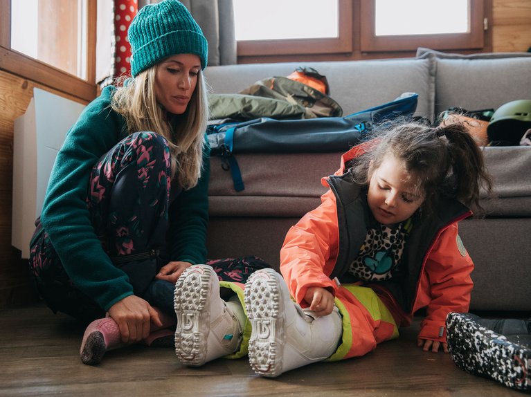 Nina helps emma with her boots–Family_FW20FamilyShoot_AvoriazFR_GabeLHeureux_6423.jpg