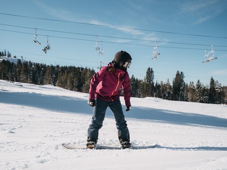 1) Commencez en vous tenant droit et centré sur votre snowboard.