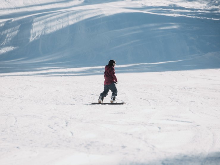 1) Beginne dem Berg zugewandt auf deiner Zehenkante. Erinnere dich, als du Snowboardfahren gelernt hast, fielen die Heelside Turns nicht leichter? Beginnen wir als Erstes mit einem Heelside Turn.