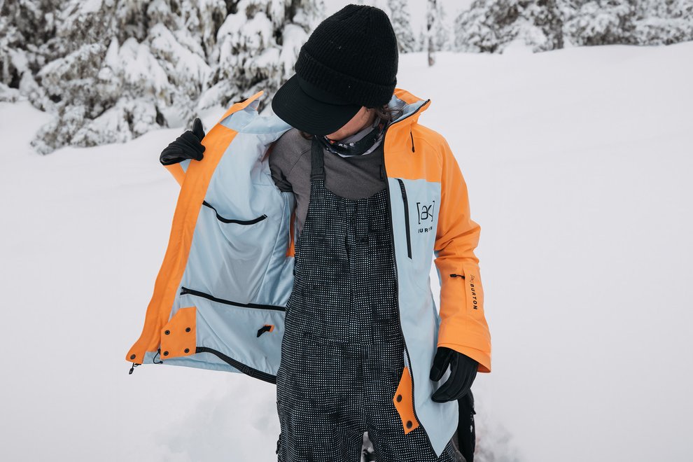 beginner-snowboarding-tips-clothing-layering.jpg